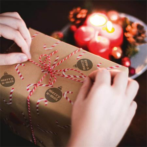 B&eacute;lyegző, kirak&oacute;s, 10 mot&iacute;vummal, "Nio Kar&aacute;csony", feh&eacute;r h&aacute;z, fekete p&aacute;rn&aacute;val (IC1510001)