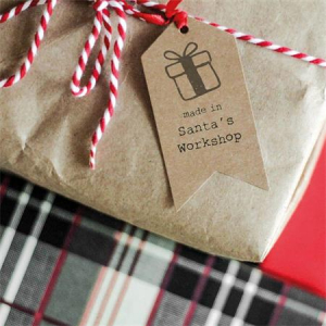 B&eacute;lyegző, kirak&oacute;s, 10 mot&iacute;vummal, "Nio Kar&aacute;csony", feh&eacute;r h&aacute;z, fekete p&aacute;rn&aacute;val (IC1510001)