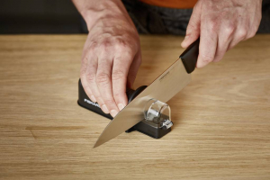 Fiskars Essential Roll-Sharp k&eacute;s&eacute;lező (1065598)