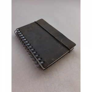 Presco Kem&eacute;nyt&aacute;bl&aacute;s notesz kr&eacute;msz&iacute;nű lapokkal leszor&iacute;t&oacute; gumiszalaggal Purple Flowers 130x210mm,  (5414-PF)