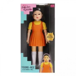 IMC Toys Squid Game: Young-Hee interakt&iacute;v baba - 30 cm, angol nyelvű (925939)