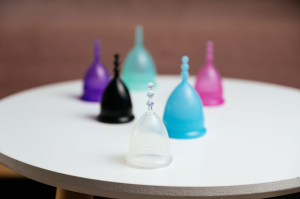 LADYCUP Revolution Pure Love, S-es m&eacute;ret menstru&aacute;ci&oacute;s kehely - az s m&eacute;ret 25 &eacute;v alatti vagy azoknak a nőknek megfelelő