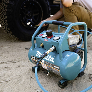 Makita AC001GZ Akkus sűr&iacute;tett levegős kompresszor 9.3 bar (AC001GZ;1)