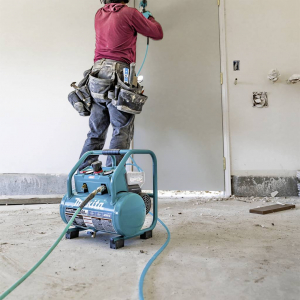 Makita AC001GZ Akkus sűr&iacute;tett levegős kompresszor 9.3 bar (AC001GZ;1)