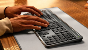 Logitech K980 Signature Slim Solar+ vezet&eacute;k n&eacute;lk&uuml;li US billentyűzet grafitsz&uuml;rke (920-013764)