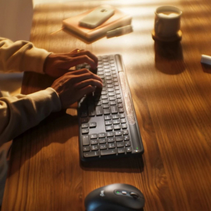 Logitech K980 Signature Slim Solar+ vezet&eacute;k n&eacute;lk&uuml;li US billentyűzet grafitsz&uuml;rke (920-013764)