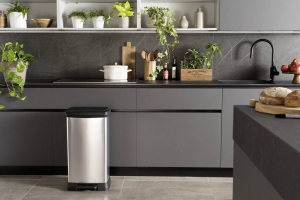 CURVER Deco bin metalics  Szemeteskuka 46 l (Sz x Ma x M&eacute;) 407 x 749 x 307 mm Ez&uuml;st, Fekete 1 db (254620)