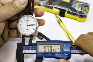 Dasqua Műanyag digit&aacute;lis tol&oacute;m&eacute;rő 75 mm,  (2035-0004)