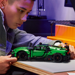 Lego Technic Z&ouml;ld Bugatti Chiron Pur Sport hiperaut&oacute; (42241)