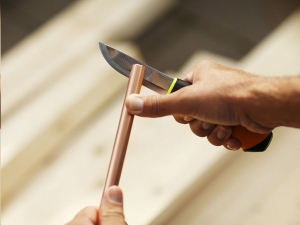 Fiskars 156018 kés, tokba épített élezővel (1023619)