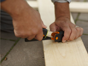 Fiskars 156018 kés, tokba épített élezővel (1023619)