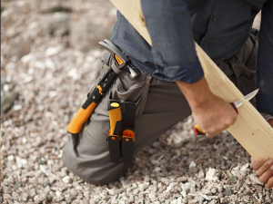 Fiskars 156019 kés, tokba épített élezővel (1023620)