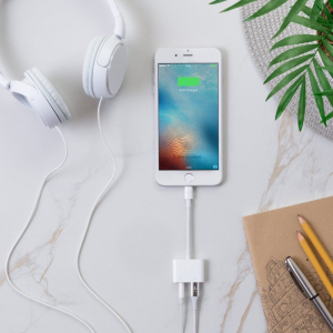 Belkin 3.5 mm Audio + Charge Rockstar adapter (F8J212btWHT)