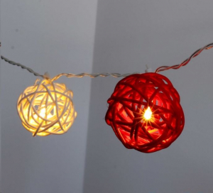 IRIS Gömb alakú fonott/rattan/4m/fehér + piros/20db LED-es/3xAA elemes fénydekoráció  (101-07)