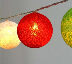 IRIS Gömb alakú 6cm/színes fonott/4,5m/piros-fehér-zöld/30db LED-es/USB-s fénydekoráció  (104-48)